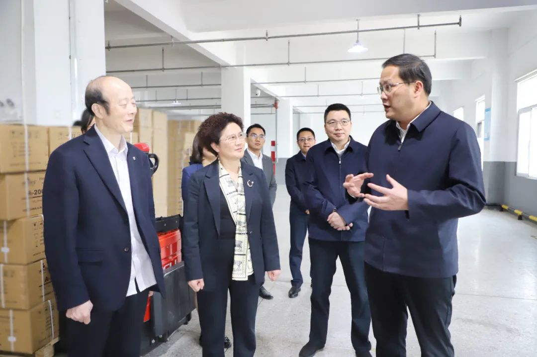 南昌县委书记陈翔莅临三鑫医疗走访慰问我司劳模