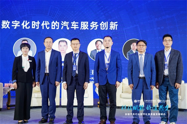 圆桌论坛嘉宾合影