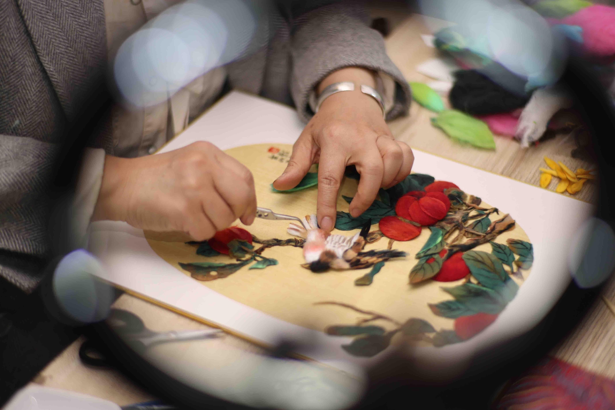 4月25日,在位于西安市太乙路上的咸辉非遗棉絮画工作室内,她正在完成