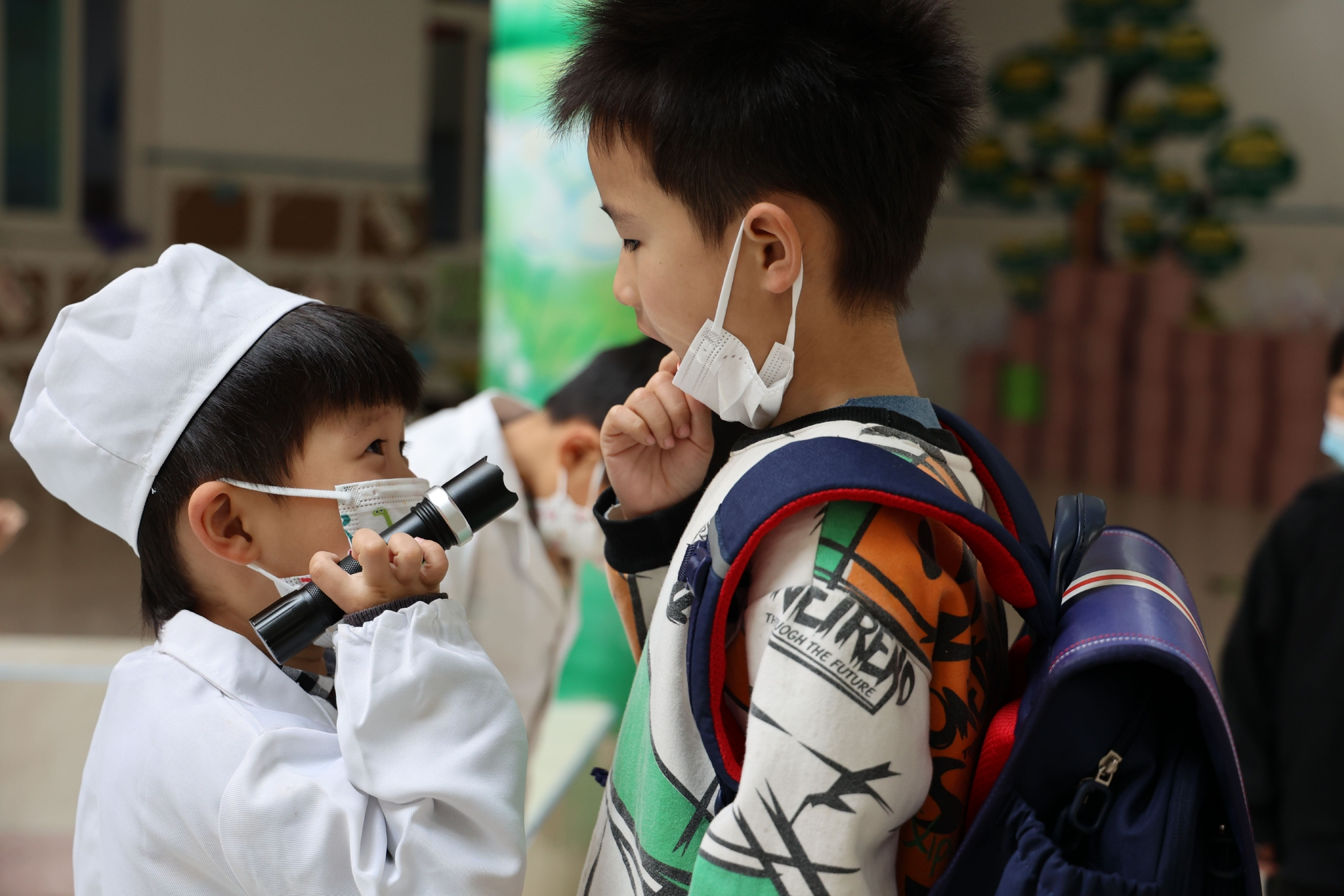 小朋友扮演小医生为同伴检查口腔.通讯员 陈霞芳 摄