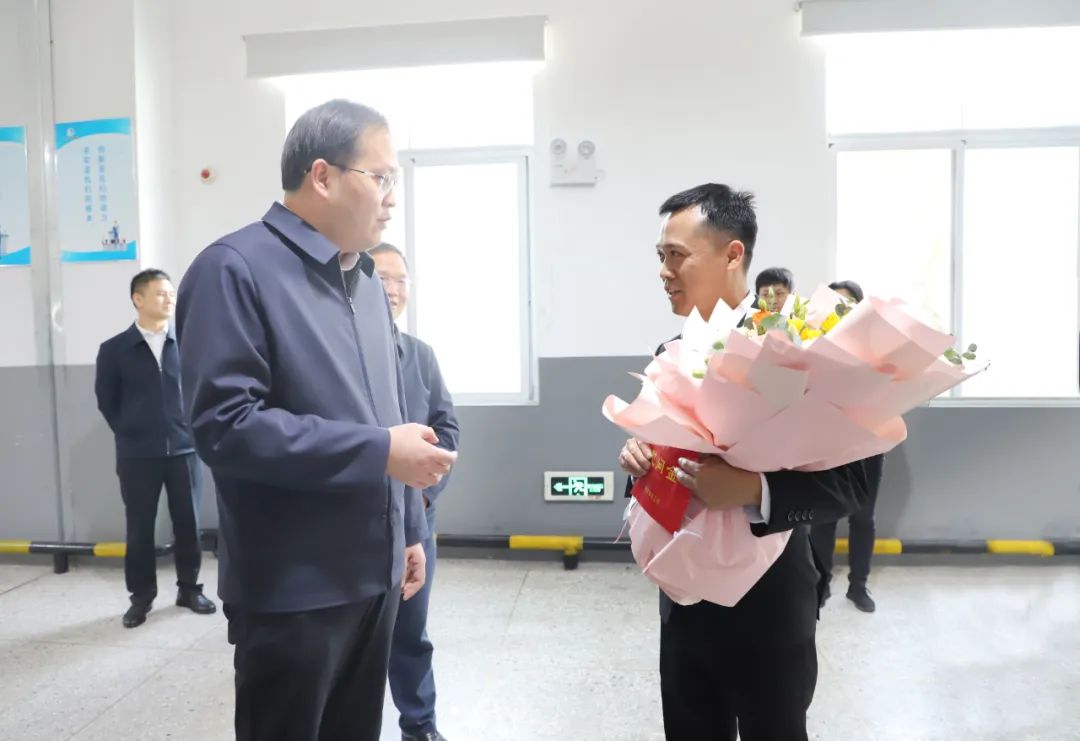 南昌县委书记陈翔莅临三鑫医疗走访慰问我司劳模