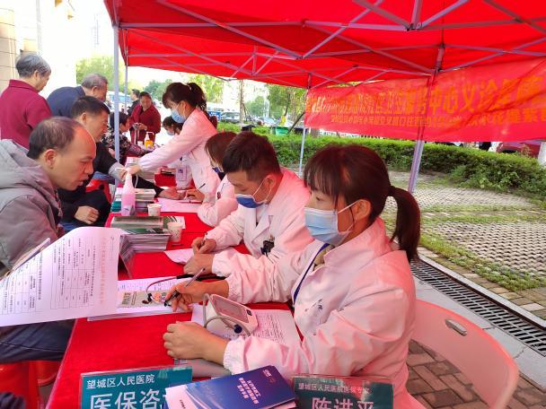 活动中,医保局工作人员通过发放宣传资料,现场答疑解惑的方式围绕医保