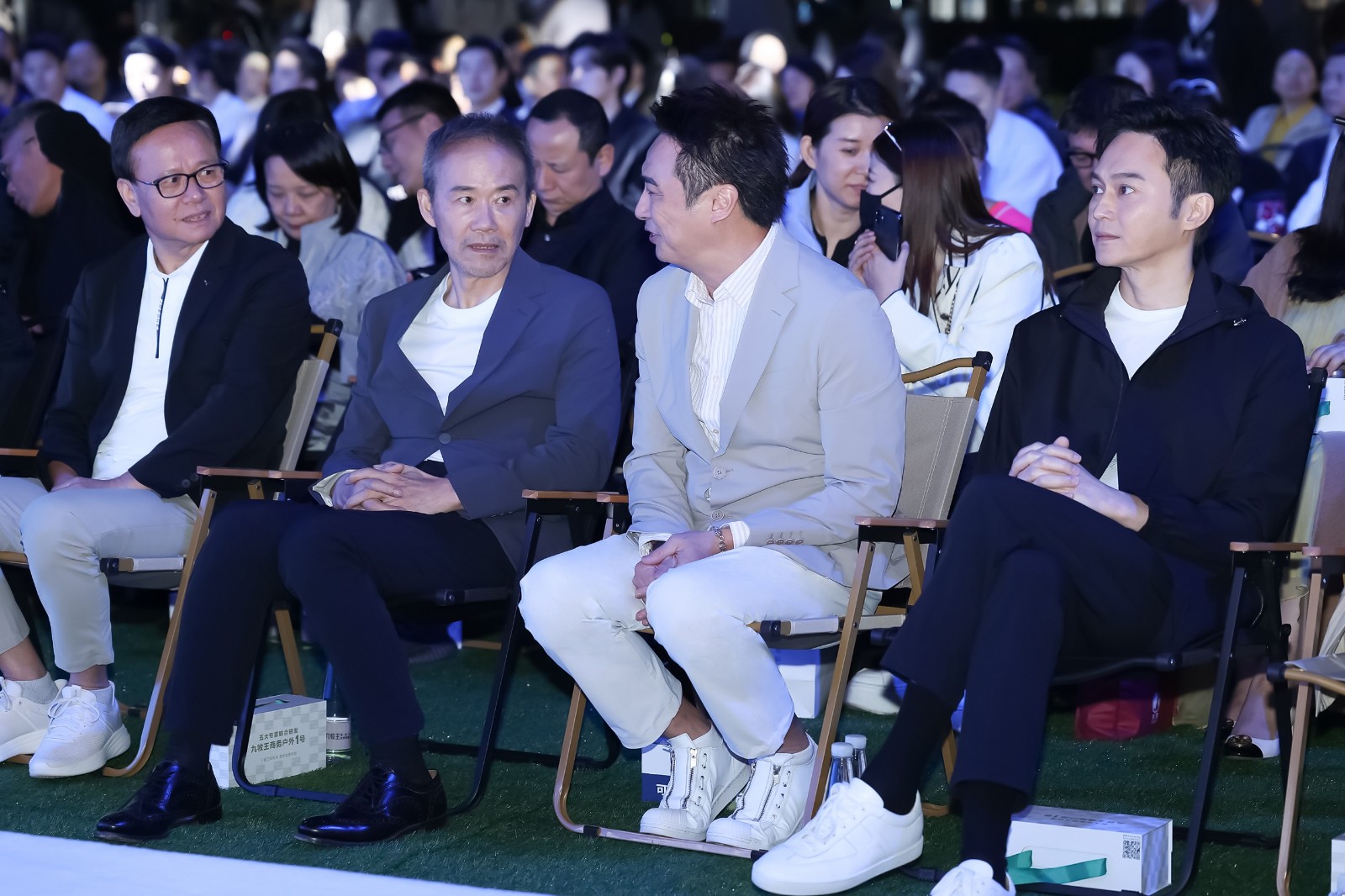 图片人物：（从左至右）九牧王董事长林聪颖、万科创始人王石、演员吴镇宇、演员张智霖