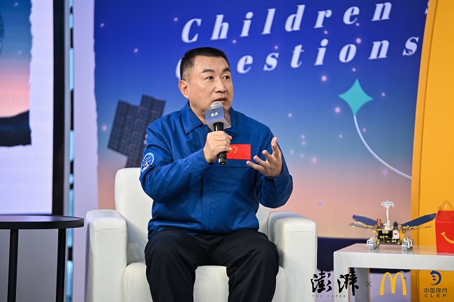 图：原中国首批航天员兼航天员教练吴杰现场为孩子们解答