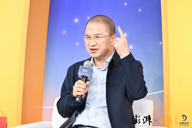 图：中国地质大学（武汉）二级教授、国家航天局探月与航天工程中心科学顾问肖龙老师发言