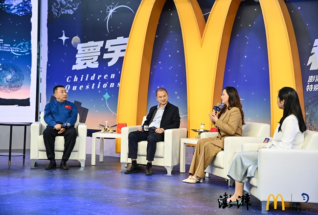 图：澎湃《世界会客厅》“寰宇稚问”现场嘉宾圆桌会谈现场