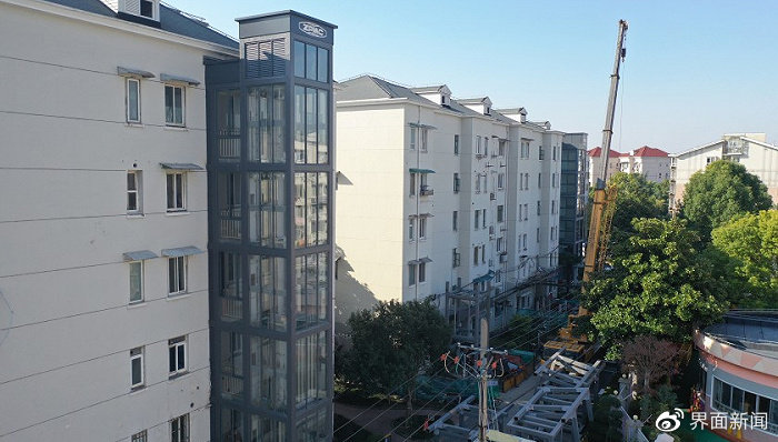 2022年12月2日,上海静安区驰骋新苑小区,不少居民楼正在批量加装电梯.
