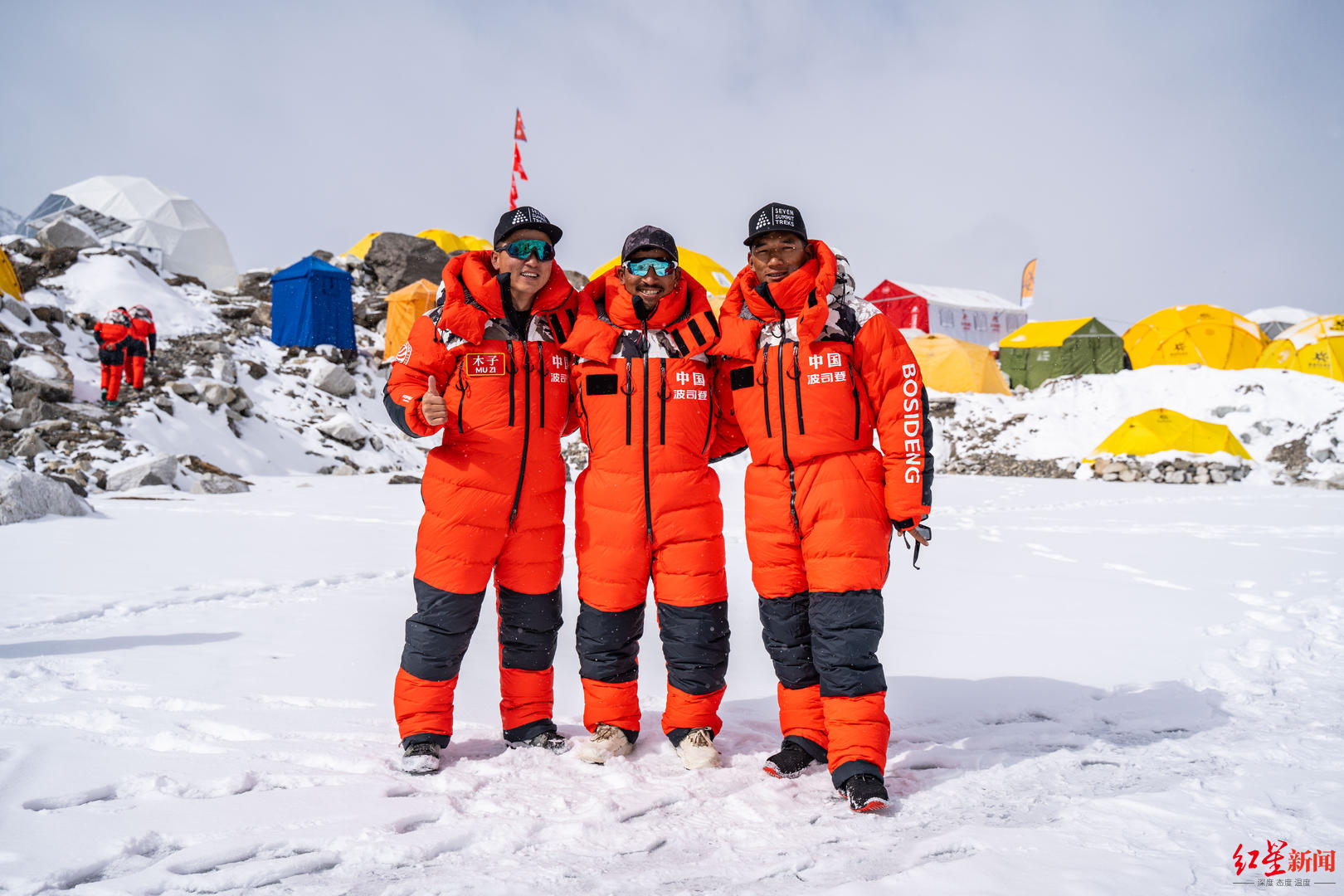 ↑李生涛（左）和Gelje（中）在南坡大本营