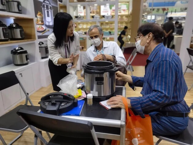 （双喜工作人员为客商讲解双喜产品）