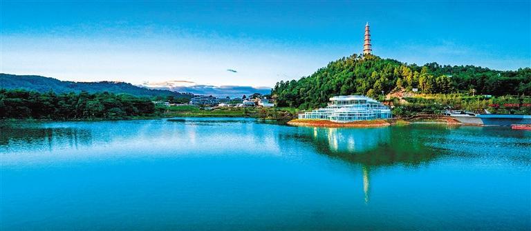 贵州绿博园. 通讯员 赵匀川 摄游客打卡杉木湖景区玻璃桥.