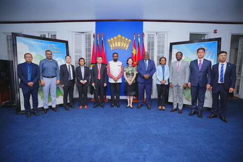 2023年4月24日,应圭亚那总统阿里邀请,驻圭亚那大使郭海燕率部分外交