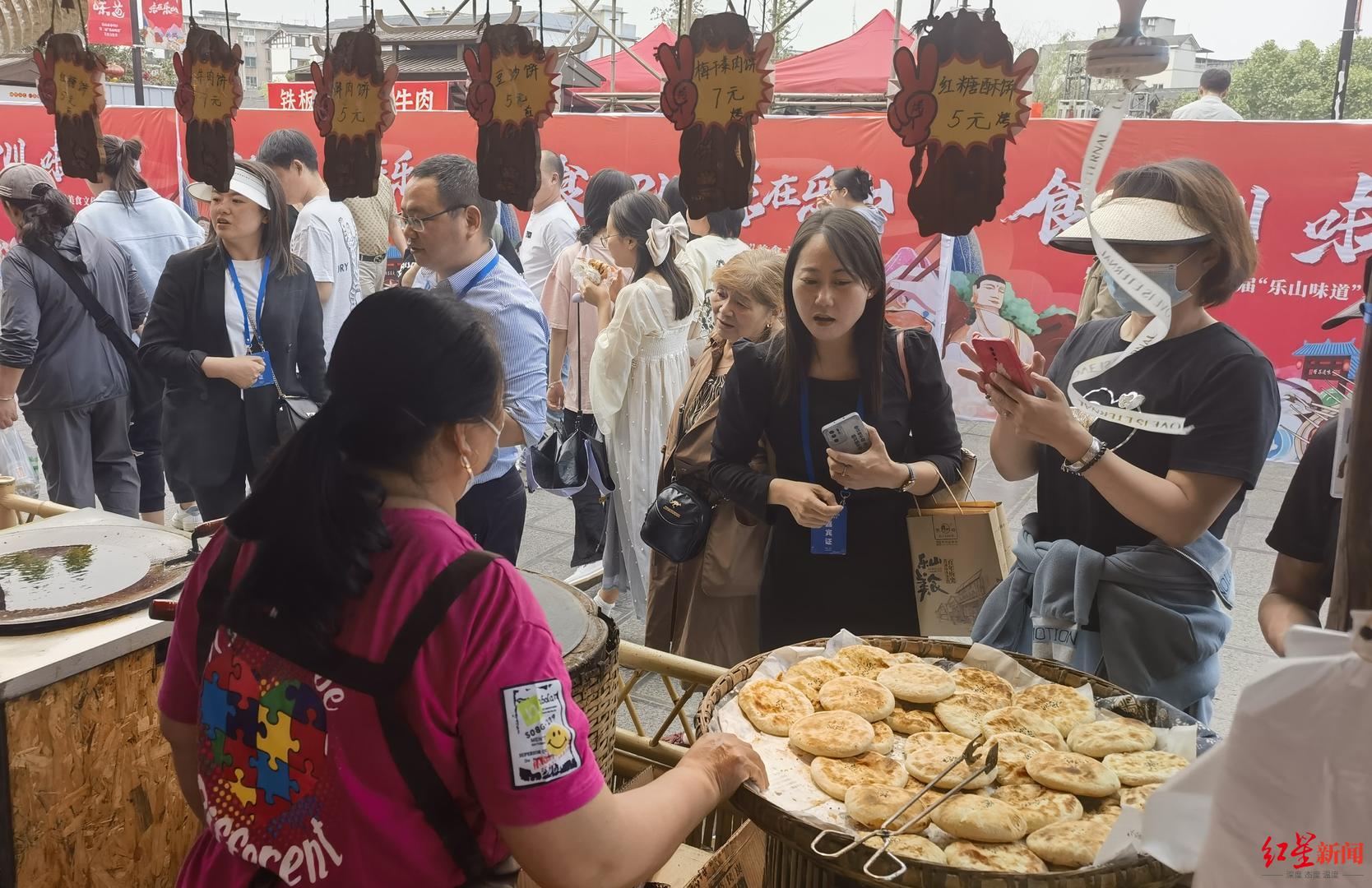 乐山味道美食节开幕迎五一全城公交站台被美食霸屏
