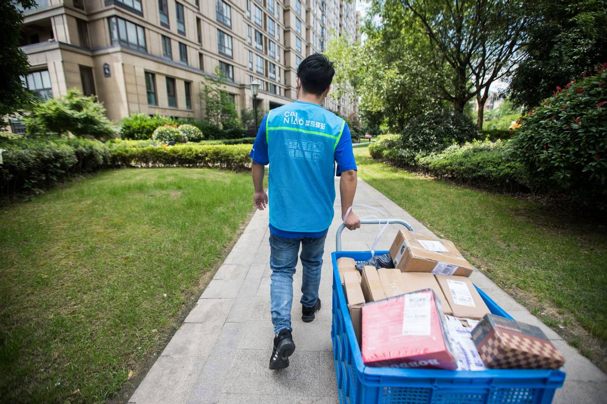 (菜鸟驿站站点员工正在送货上门)