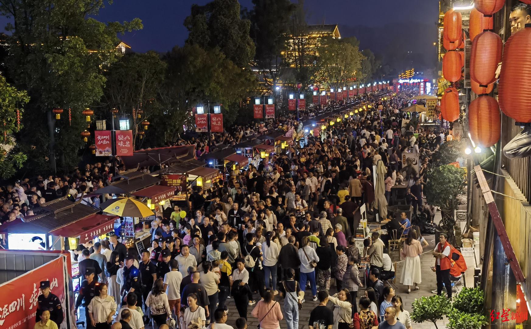 苏稽古镇人头攒动据了解,本届美食文化节于4月27日至5月3日举办," "