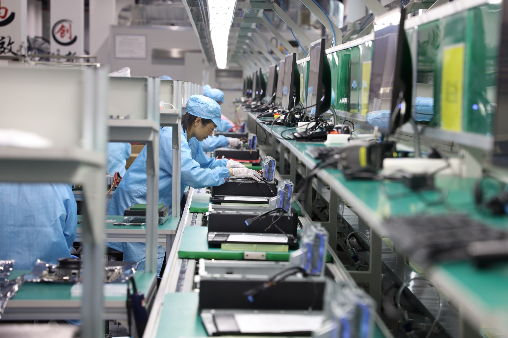 四川宝德自强计算机有限公司组装车间.乐山高新区融媒体中心供图