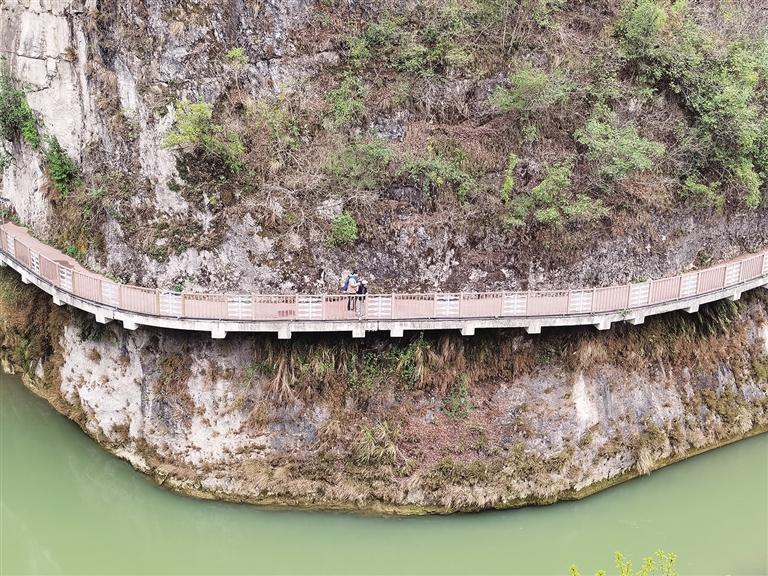游客在正在升级改造的贵州省开阳县香火岩瀑布景区内逗留。 新华社记者 向定杰 摄