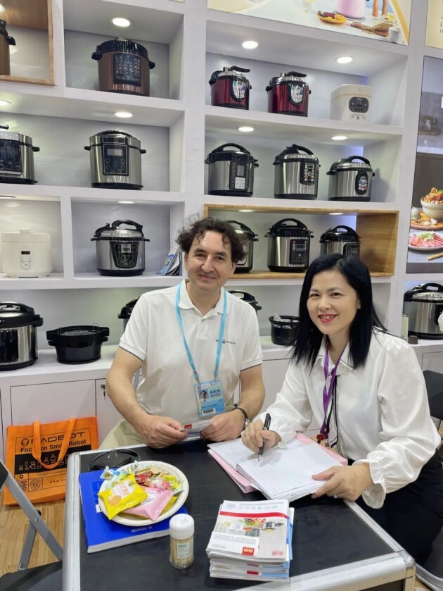 （双喜工作人员为客商亲切合影）