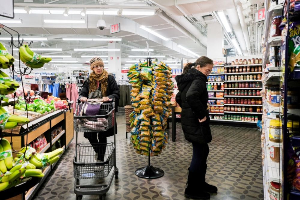 1月12日,顾客在美国纽约一家超市购物.新华社发(朱子于摄)
