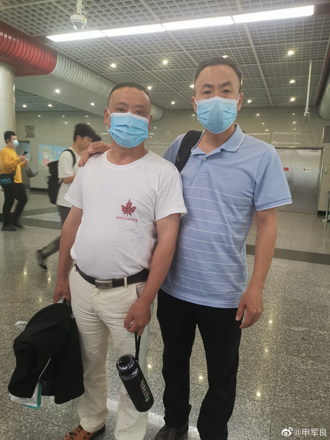 申军良(右)和钟丁酉在广州汇合 图/受访者提供