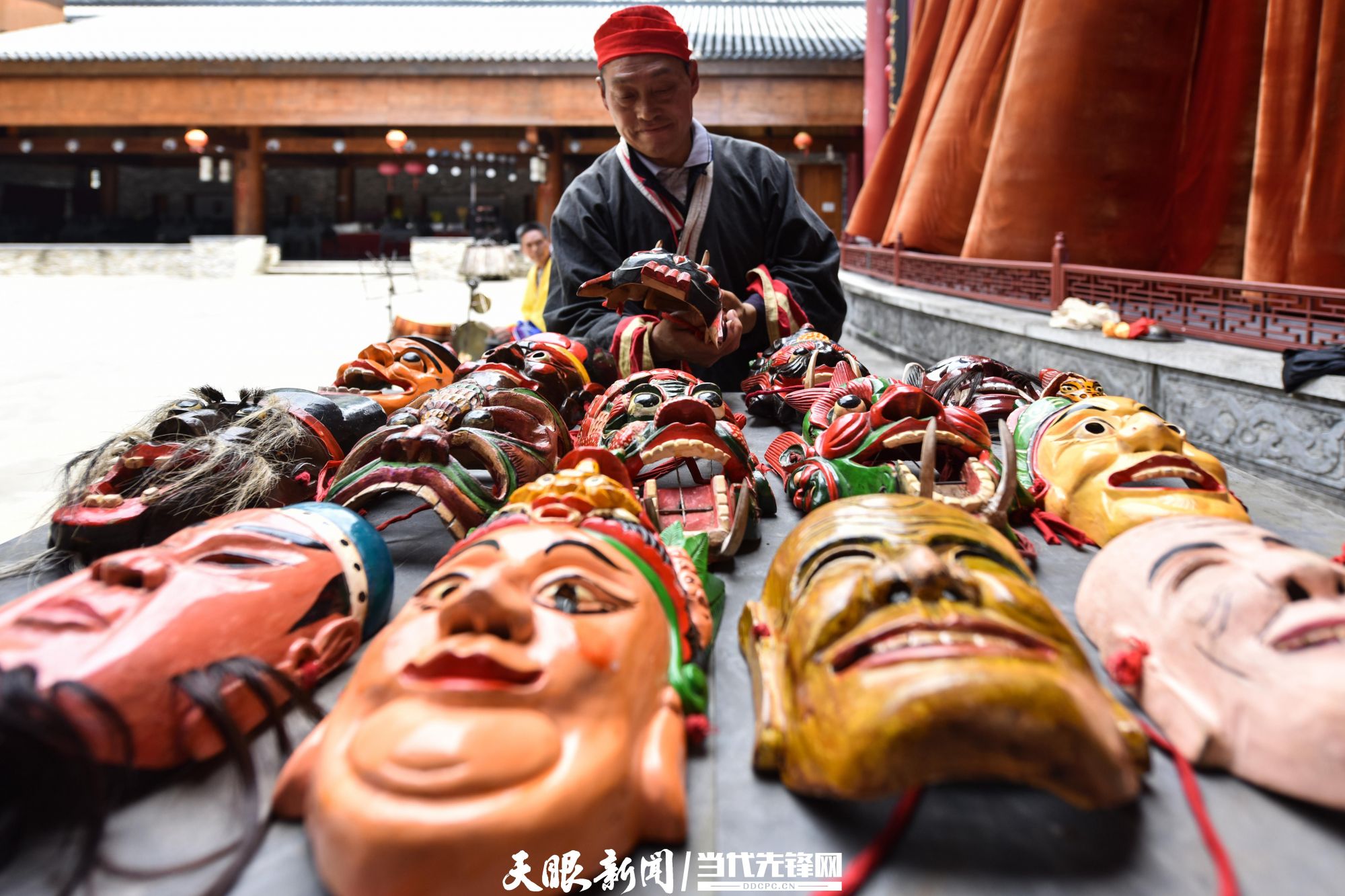 民间艺人在整理仡佬族傩戏面具 罗星汉/摄