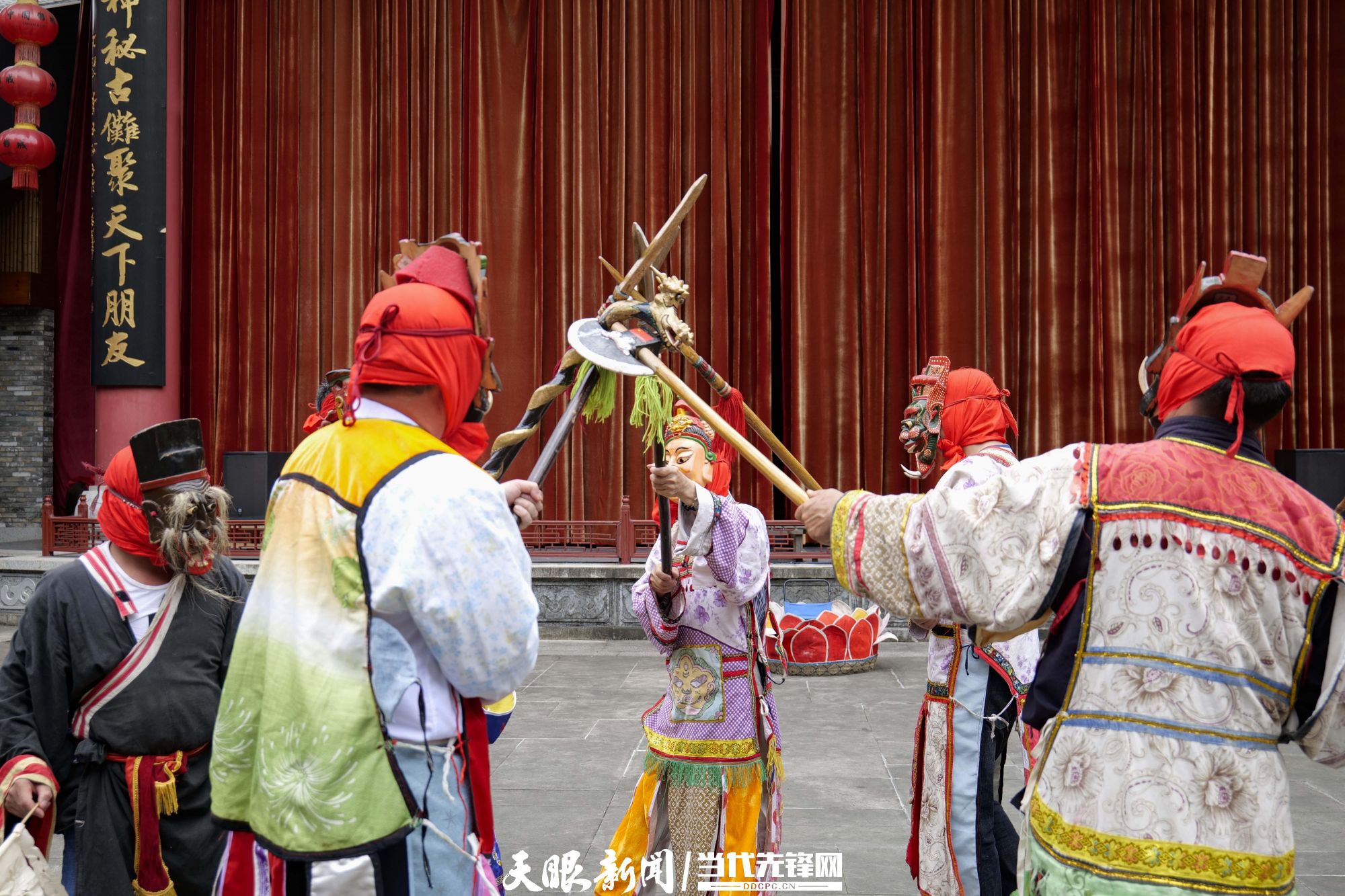 中国傩城仡佬族傩戏艺人在表演傩戏 乔啟明/摄