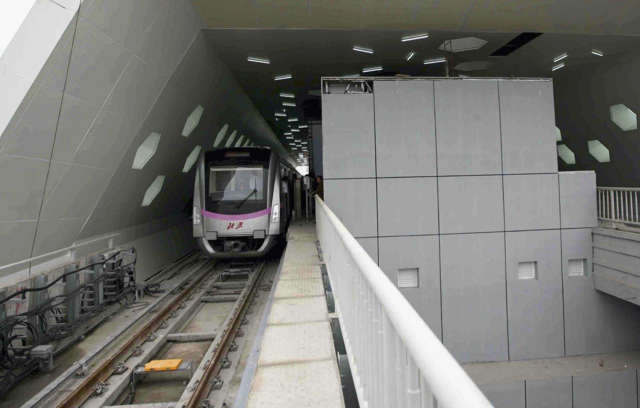 加开三趟空车,加宽站外通道,动态调整扶梯运行方向,地铁沙河站早高峰