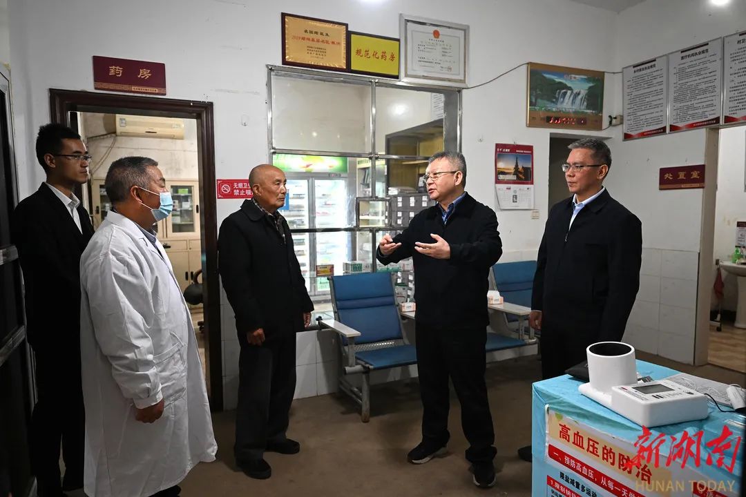 4月27日,龙凤庵村卫生室,沈晓明察看卫生室设施,药品和看病记录,了解