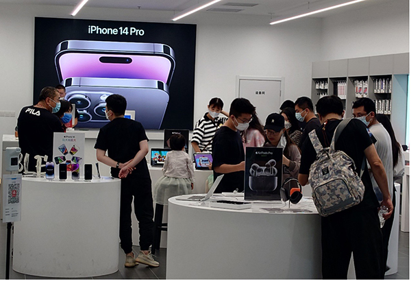 消费者在北京JD Ehome门店选购Apple产品