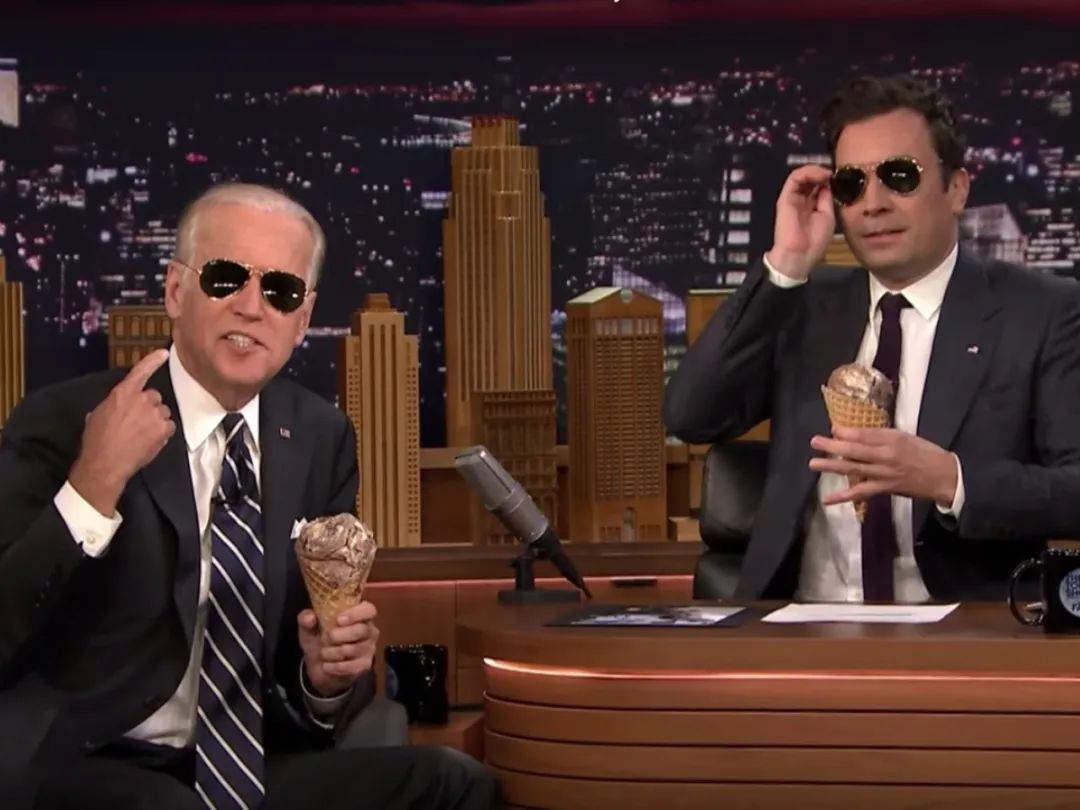 ·拜登（左）在出席晚间脱口秀节目时戴着墨镜，与主抓东谈主一齐吃冰淇淋。