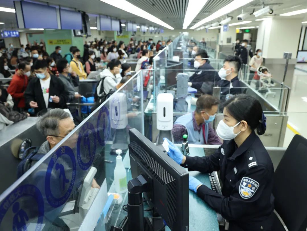 罗湖口岸迎来大批出入境客流.(资料图)