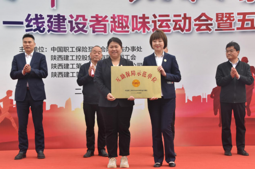 冯宏斌致主题为"让广大工友们快乐工作,健康生活"的欢迎辞;刘婷代表