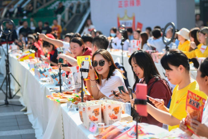 湖南平江的百余家辣条企业在直播带货.&nbsp; 图片由cnsphoto提供