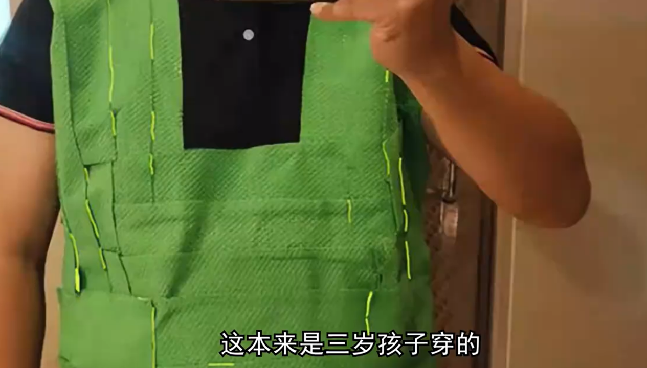 当小熊猫穿着这件衣服去逛超市的时候，没想到魔术贴一前一后黏住了两只巨大熊猫，无奈只能买回家；