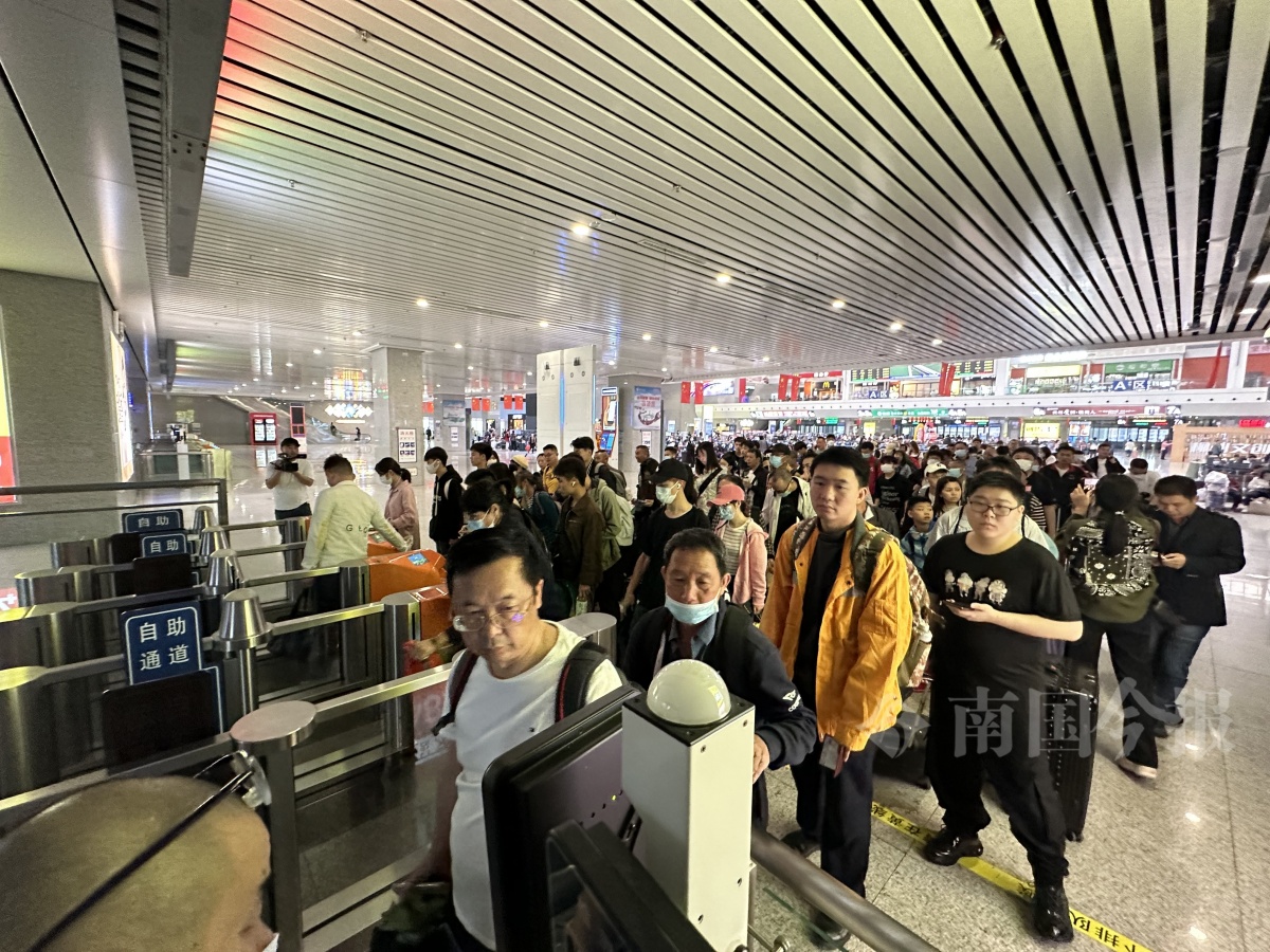 图为4月28日,大批旅客在柳州站准备检票上车.记者 黄远来 摄
