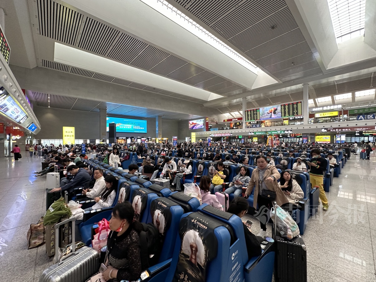 图为4月28日,大批旅客在柳州站候车.记者 黄远来 摄