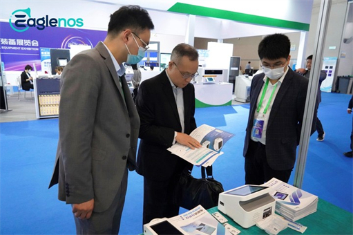 来访专家了解晶捷产品性能