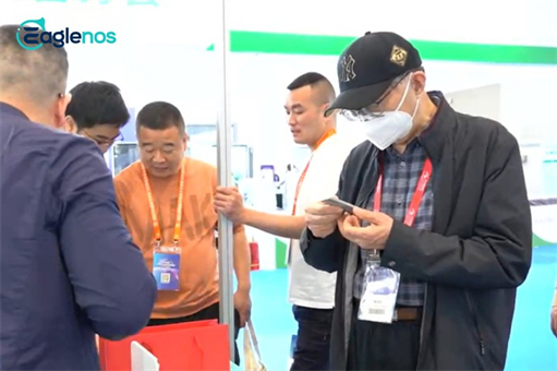 中国医学装备检验医学分会委员会专家童明庆教授莅临晶捷展台了解晶捷微流控测试卡