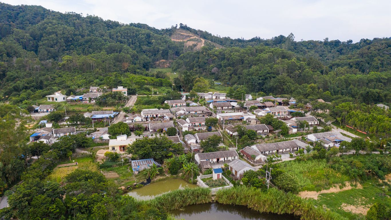 资料图:俯瞰琼中什寒村.记者 李昊 摄