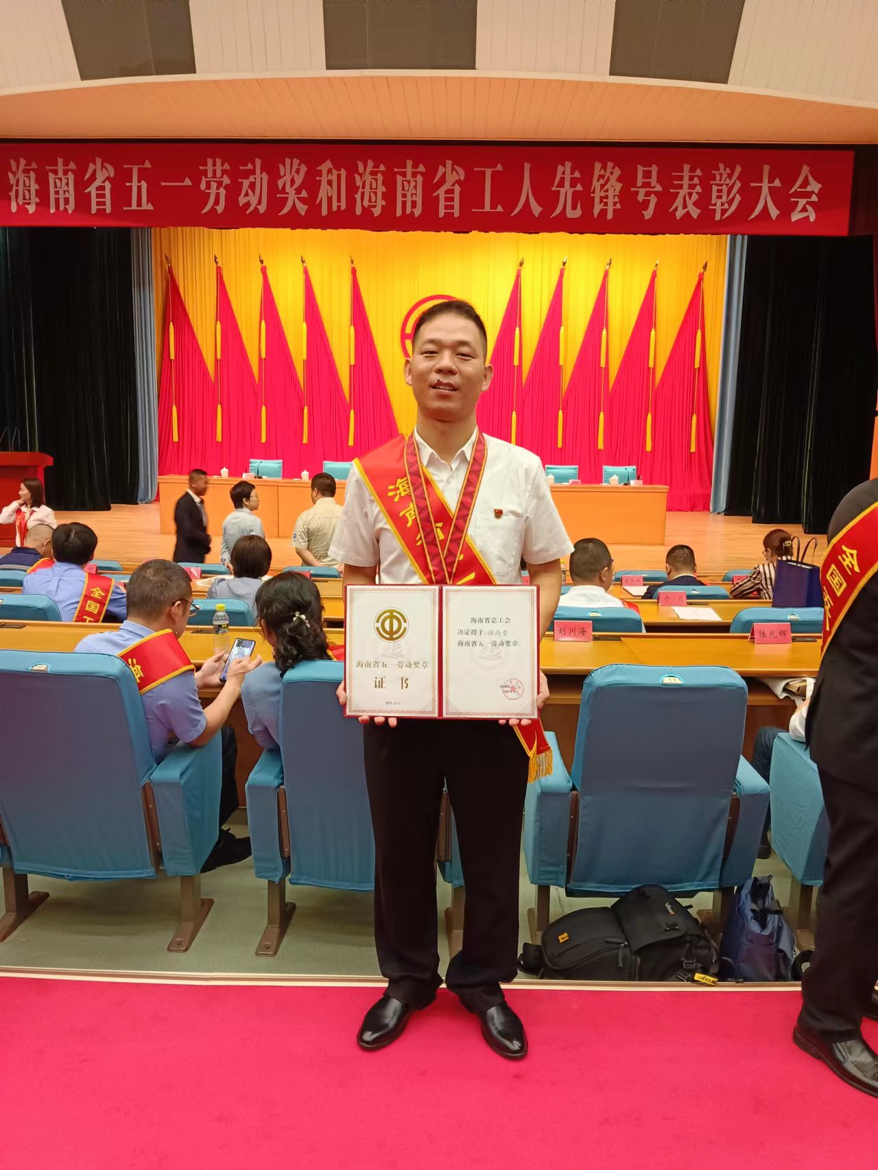 劳模精神丨海南省五一劳动奖章获得者许丙贵:从新闻宣传"门外汉"蜕变