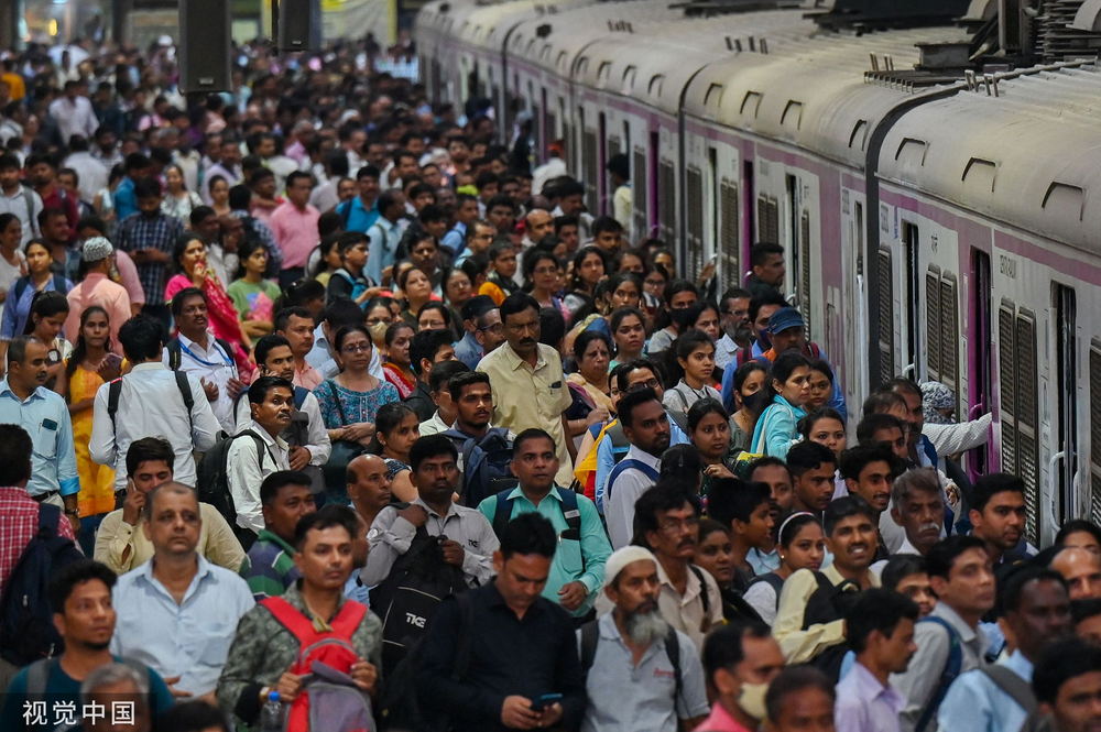 当地时间2023年4月19日,印度孟买,恰特拉帕蒂·希瓦吉终点站,人们挤在