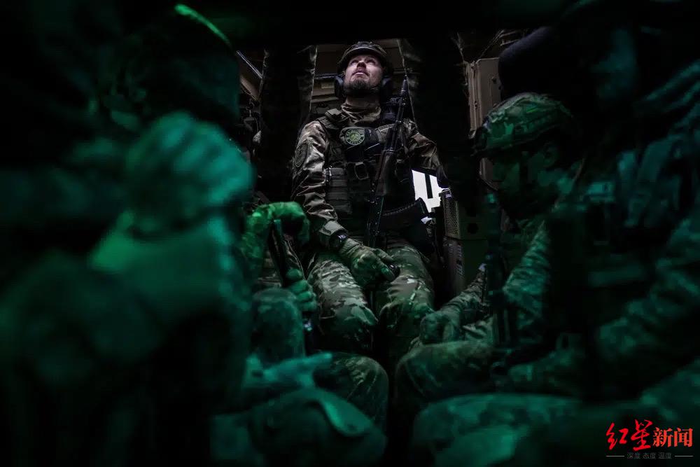 ↑4月27日，乌克兰军人参加军事训练