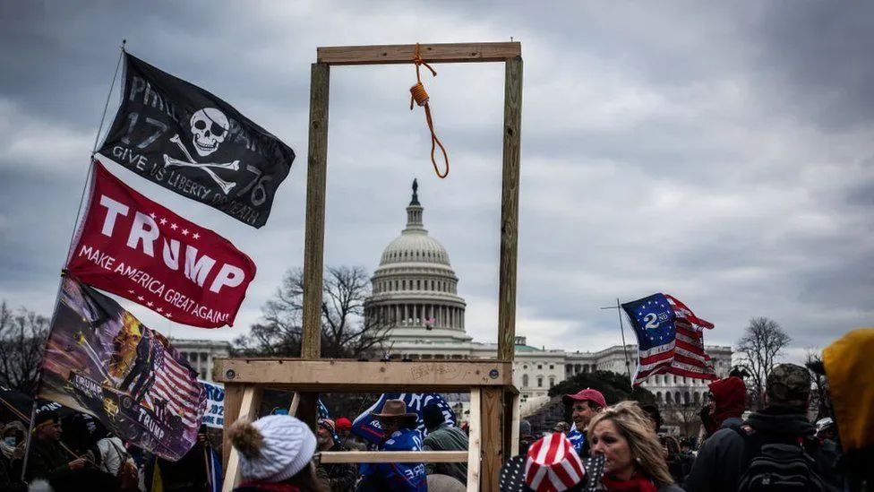 ·2021年1月6日，特朗普复古者在国会大厦前立起了“绞刑架”。