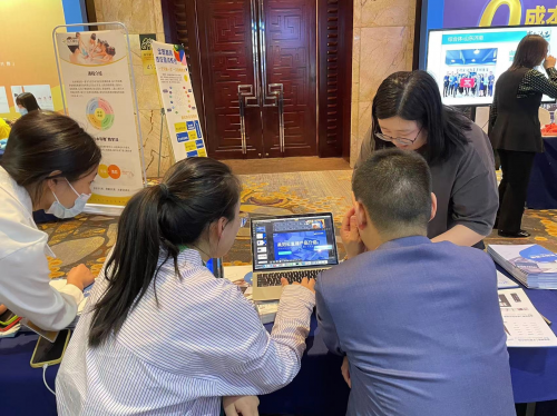 * 美刻云直播工作人员现场为嘉宾演示产品