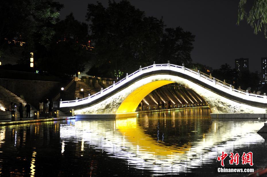 西安:月亮桥风景如画 吸引游人打卡|西安市_新浪财经_新浪网