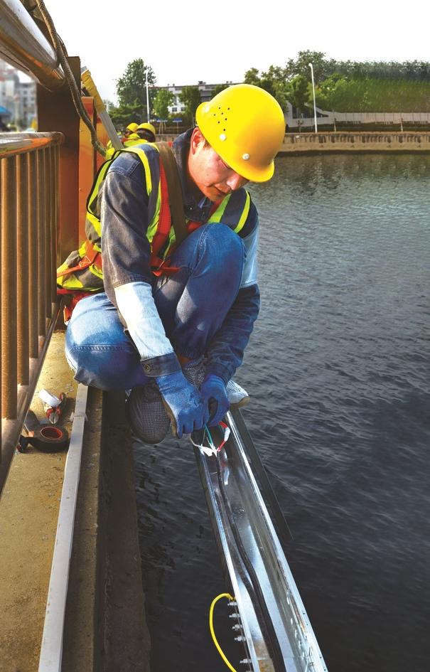只为了晚上照亮我欢喜的波澜 摄于滏河大桥,工人进行亮化施工