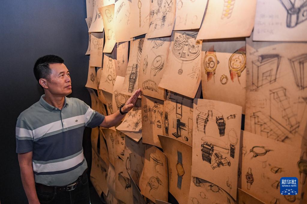 4月25日，在位于深圳的飞亚达钟表大厦，刘中华介绍展厅展示的各款手表手稿。新华社记者 毛思倩 摄