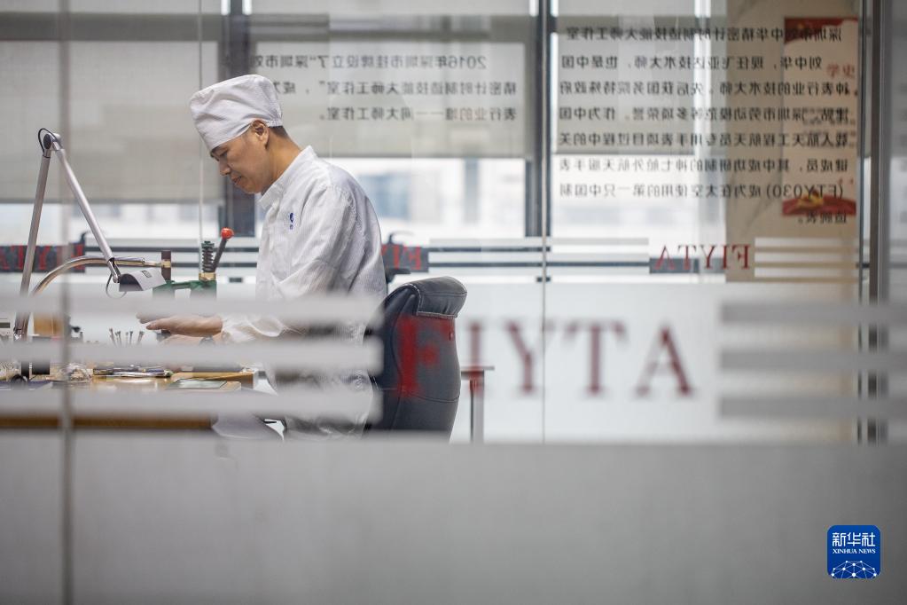 4月25日，在位于深圳的飞亚达钟表大厦，刘中华在工位上工作。新华社记者 毛思倩 摄