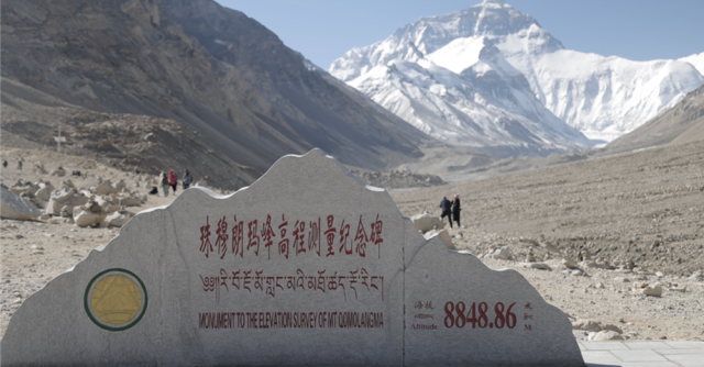 大本营里的珠峰8848纪念碑.