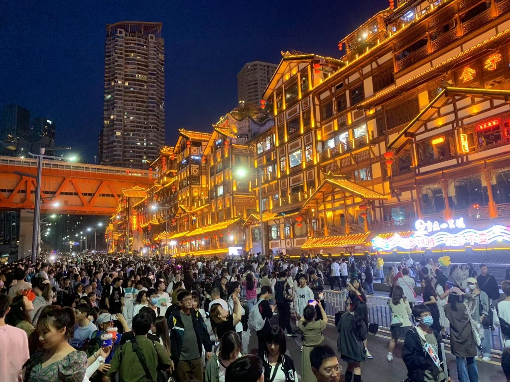 "五一"首日,感受重庆洪崖洞现场人气.受访者供图