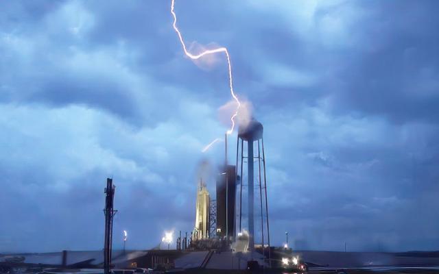 美国SpaceX火箭发射推迟 发射台遭多道闪电击中